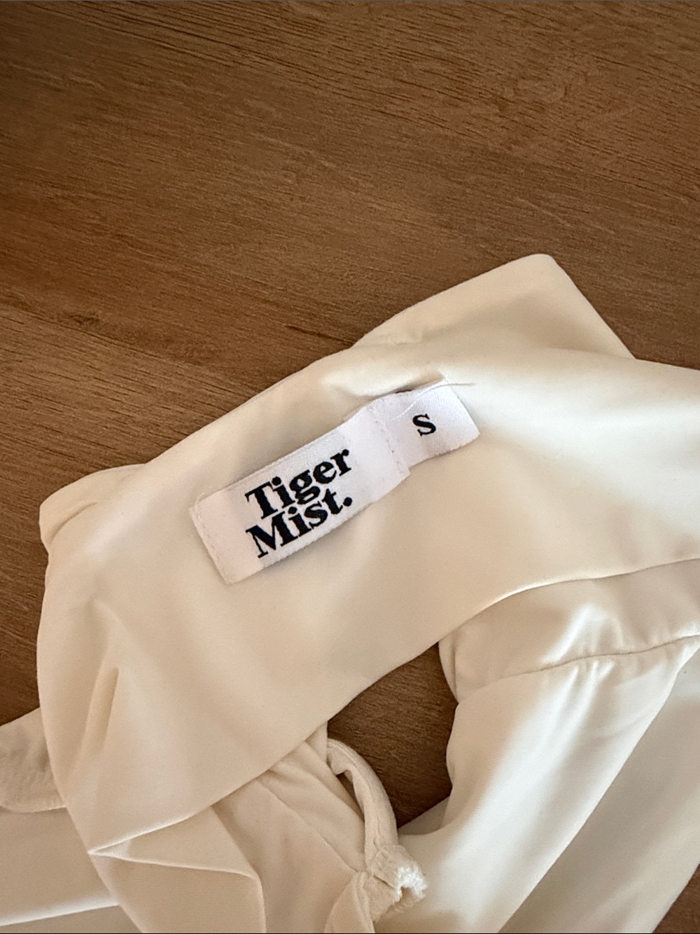 Tiger Mist Cream Twist Halter Crop Top - Picture 3 of 3